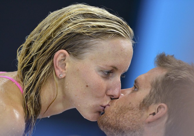 A norte-americana Jessica Hardy dá um beijo em seu namorado, o suíço Dominik Meichtry, antes de cair na piscina do Centro Aquático | 