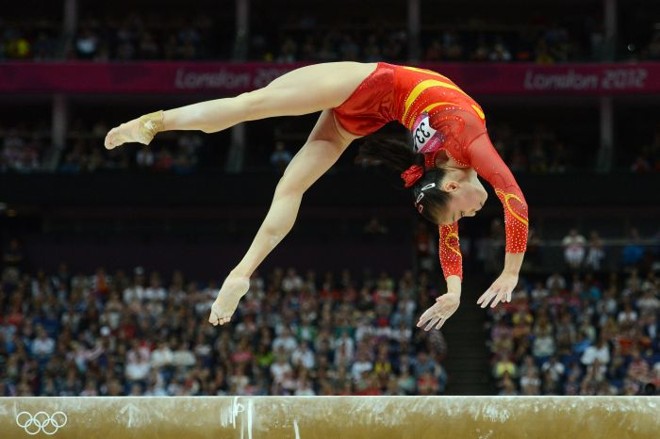 Chinesa Sui Lu realiza o salto sobre aparaelho nas finais da ginástica artística |
