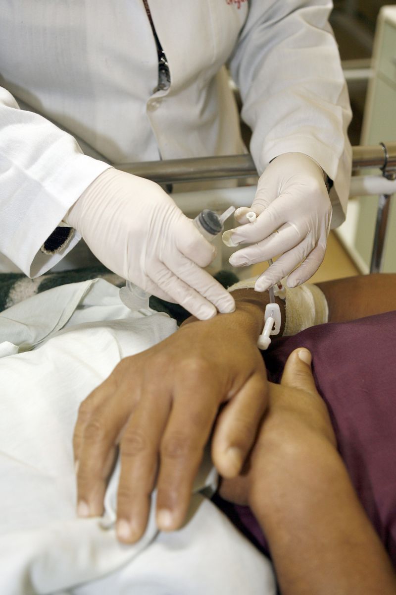 Enfermeira com paciente em hospital de Curitiba: urgência deve ser atendida imediatamente | Arquivo/ Gazeta do Povo