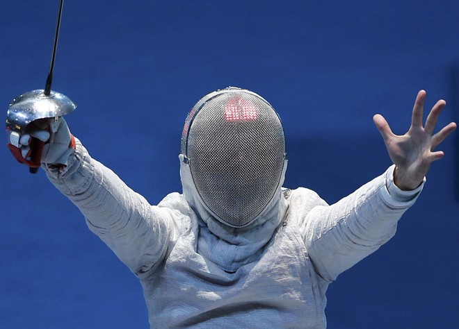O russo Nikolay Kovalev celebra a vitória nas quartas de final do sabre individual contra o alemão Nicolas Limbach |