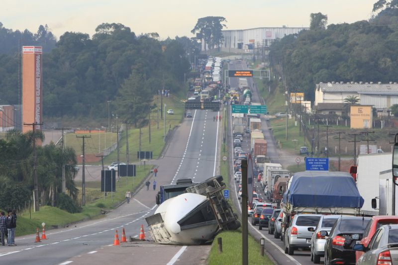 Rodovia nos dois sentidos precisou ser interditada no início da manhã | Aniele Nascimento / Agência de Notícias Gazeta do Povo
