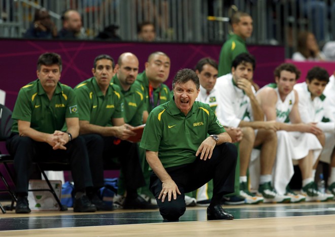 Rubén Magnano observa o desempenho do Brasil em quadra |