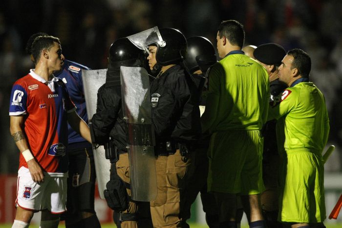 Trio de arbitragem teve de ser protegido pela polícia depois da partida na Vila Capanema | Hugo Harada / Gazeta do Povo