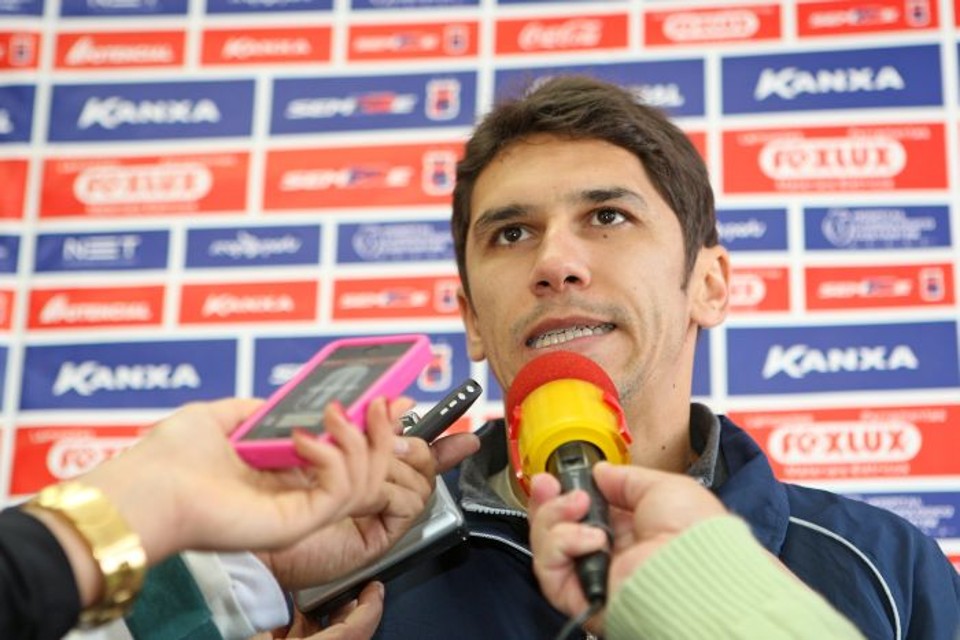 Paraná aposta na disciplina tática para manter embalo contra o Vitória O meia Lúcio Flávio elogia o trabalho feito pelo técnico Ricardinho no Tricolor | Antonio More/Gazeta do Povo