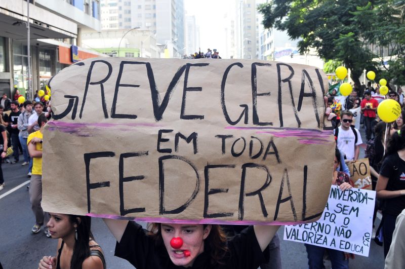 A UFPR é uma das 56 universidades federais que estão em greve. Professores universitários pedem reestruturação da carreira e reajuste do piso salarial | Daniel Caron/ Gazeta do Povo