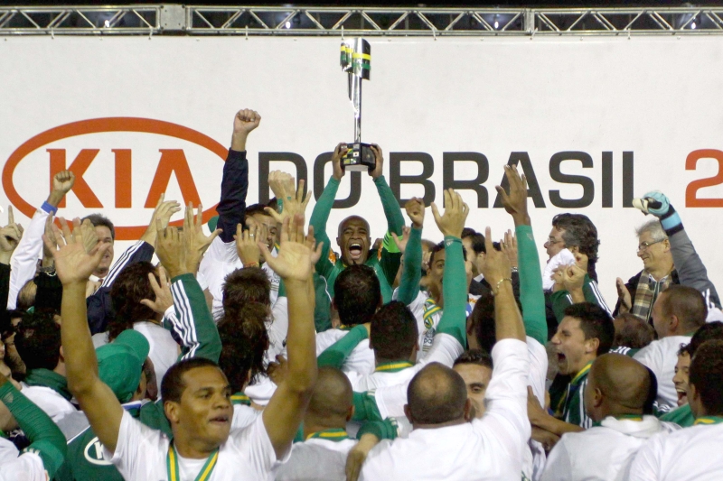 Palmeirenses levantam a taça de campeão. É o décimo título nacional do clube, o mais vitorioso do país | Marcos Bezerra/ Futura Press