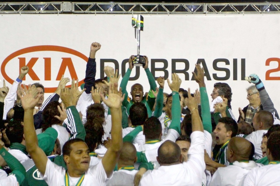 Palmeirenses levantam a taça de campeão. É o décimo título nacional do clube, o mais vitorioso do país | Marcos Bezerra/ Futura Press