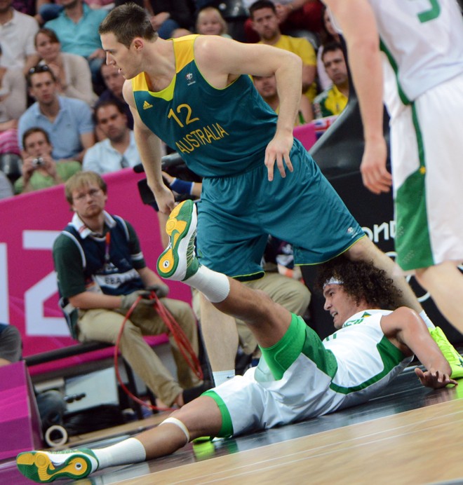 Anderson Varejão vai ao chão na disputa de bola com Aaron Baynes |