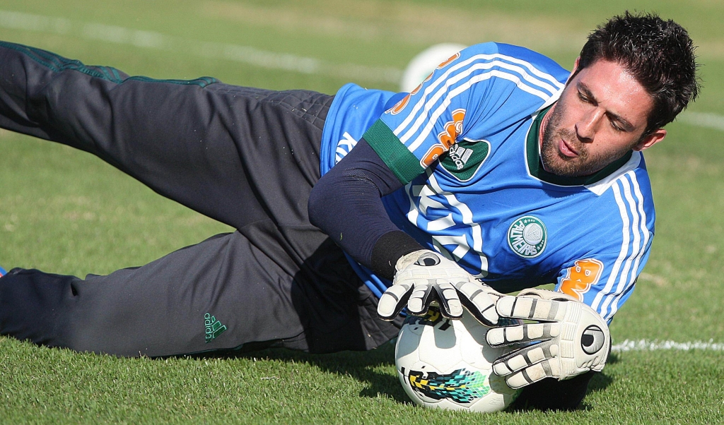 O goleiro palmeirense Bruno não esconde a preocupação com a força dos zagueiros do Coxa na bola aérea | Jonathan Campos / Gazeta do Povo