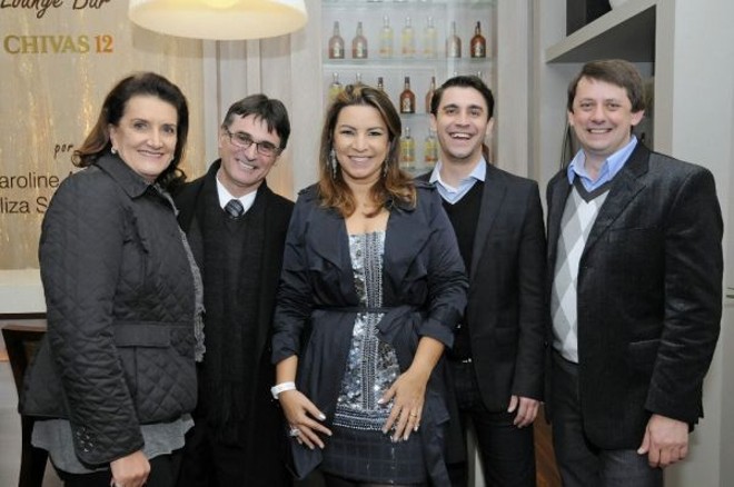 EVENTO NA CASA COR 2012 -Jeslayne Valente e André Menin receberam convidados ao lado da Finger, na Casa Cor 2012, para celebrar a parceria no ambiente Suíte do Casal. No evento, Marina Nessi, Pedro Frasson, da Finger, Jeslayne Valente, André Menin e Edson Finger, presidente da Finger |