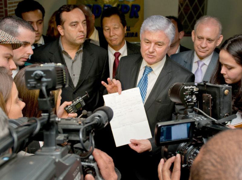 Rossoni mostra carta em que Derosso pede desfiliação, no início de maio | Marcelo Andrade/ Gazeta do Povo