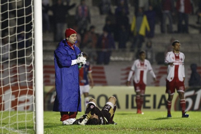 Goleiro Galatto, ex-Atlético, saiu de campo machucado | 