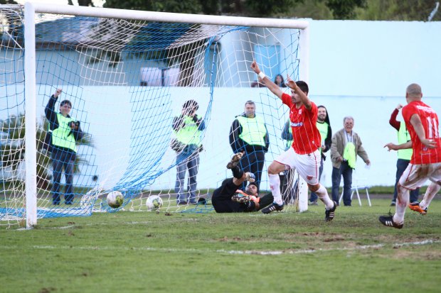 Everton comemora o gol diante do Grêmio Metropolitano, que garantiu o acesso do Cincão, de Londrina | Gilberto Abelha / Jornal de Londrina