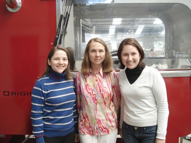 As irmãs Carolina e Bibiana Schneider (nas pontas), sócias da chocolateria Cuore di Cacao, fizeram uma imersão em Paris com Chloé Doutre-Roussel (ao centro), especialista e consultora dos principais produtores mundiais de chocolate |