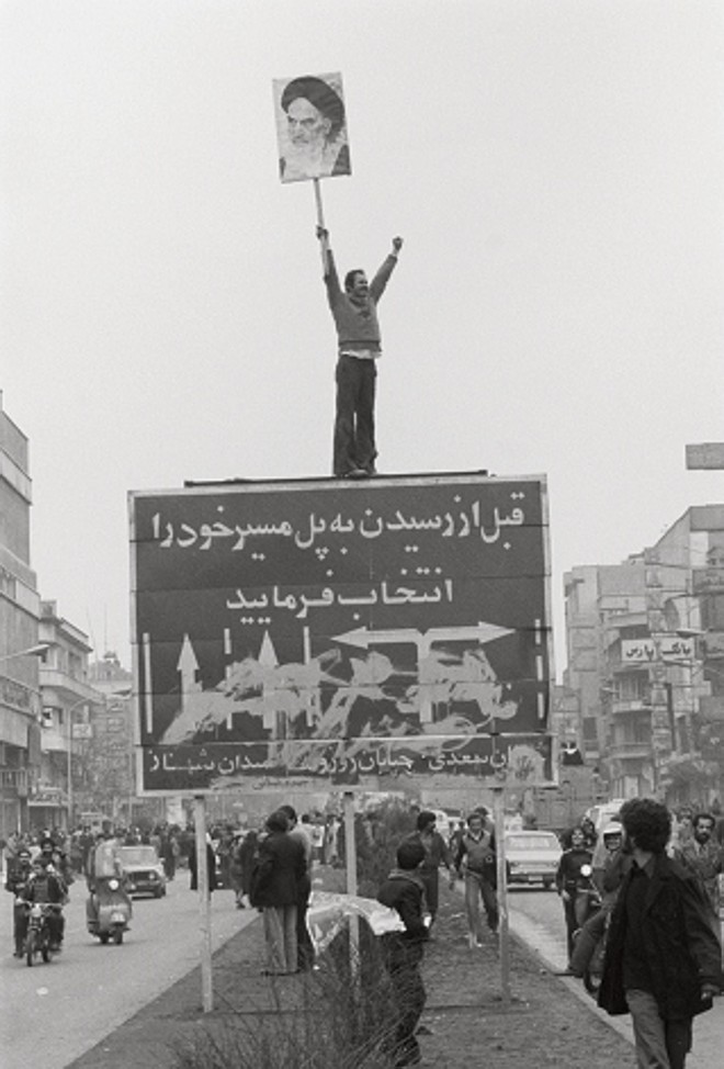 A poética do Irã faz parte da divisão da exposição; vídeo com a reação das iranianas ao ver um filme romântico estão no vídeo de Abas Kiarostami. Jovens