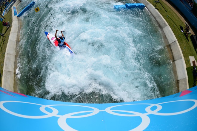 O francês Tony Estanguet compete na prova de canoagem slalom, no Lee Valley Water Park, em Londres |