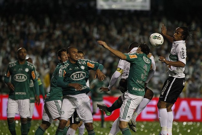 Pereira e Everton Costa tentam o cabeceio em cobrança de escanteio contra o Palmeiras | 