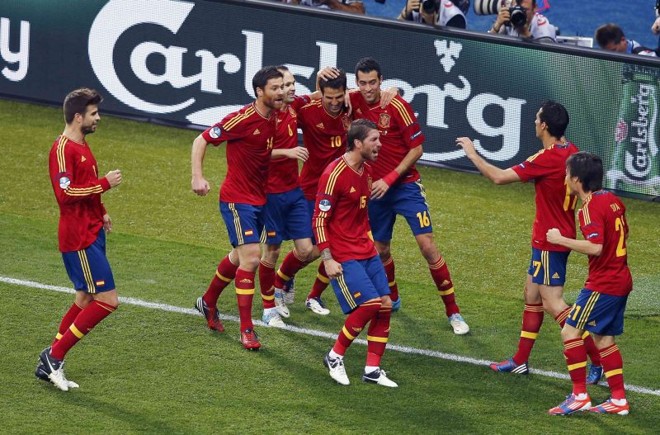 Jogadores comemoram o primeiro gol espanhol diante da Itália | 