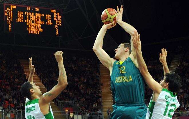 Aaron Baynes arremessa contra a cesta brasileira |
