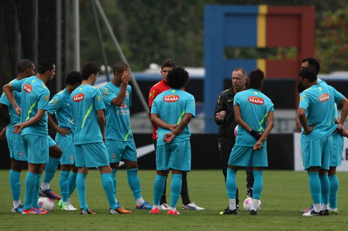 O técnico Mano Menezes conversa com os titulares da seleção brasileira olímpica no último treino no Rio | Mowa Press