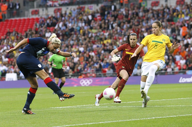 Stephanie Houghton chuta para fazer o único gol da partida, na derrota da seleção brasileira feminina de futebol para o Grã-Bretanha | Stefano Rellandini / Reuters