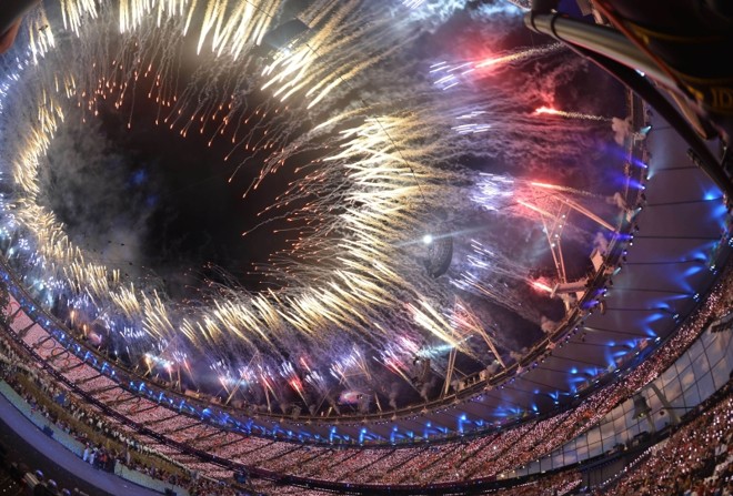 Fogos de artifício: Os shows pirotécnicos fizeram parte de toda a cerimônia, mas foram mais impressionantes, obviamente, no encerramento, depois que Paul McCartney finalizou a música Hey Jude. Os fogos (foto) tomaram os céus no estádio e nas proximidades |