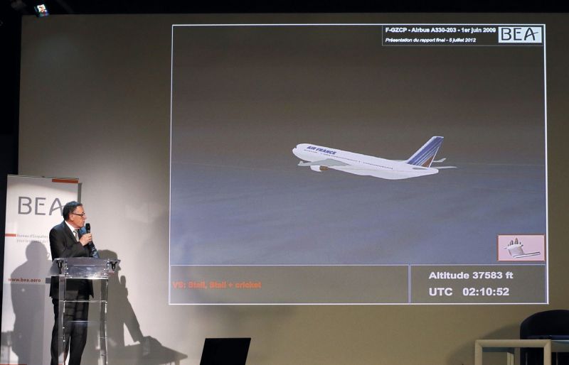 Alain Bouillard, que investigou a queda do Air France 447, durante conferência em Paris | Patrick Kovarik/AFP