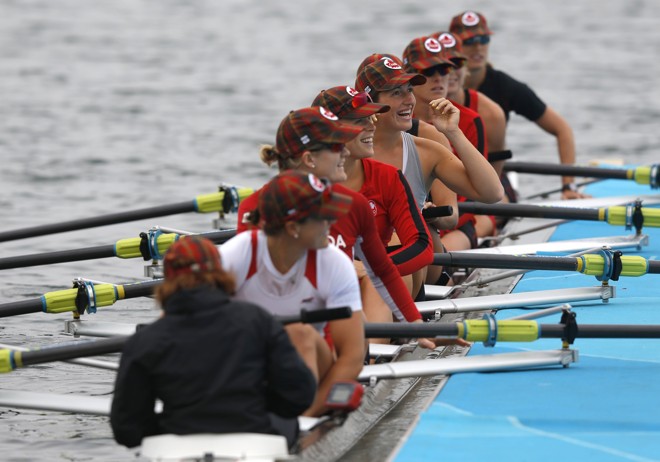 A equipe feminina de remo do Canadá treina para a disputa do oito com timoneira | 