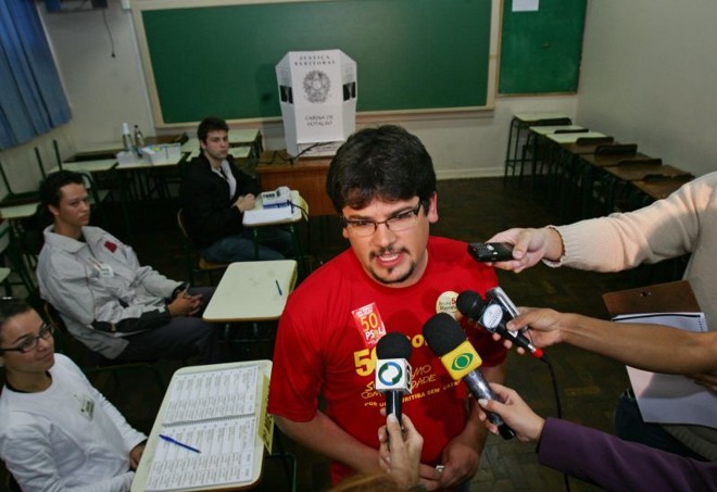 Meirinho (PSol): penúltimo. O mais jovem candidato, Bruno Meirinho (PSol) focava o plano de governo na solução dos problemas do déficit da habitação | 