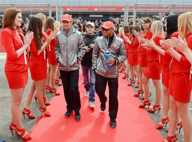 Lewis Hamilton, da McLaren Mercedes, e o compatriota Jenson Button, antes do GP da Inglaterra | 