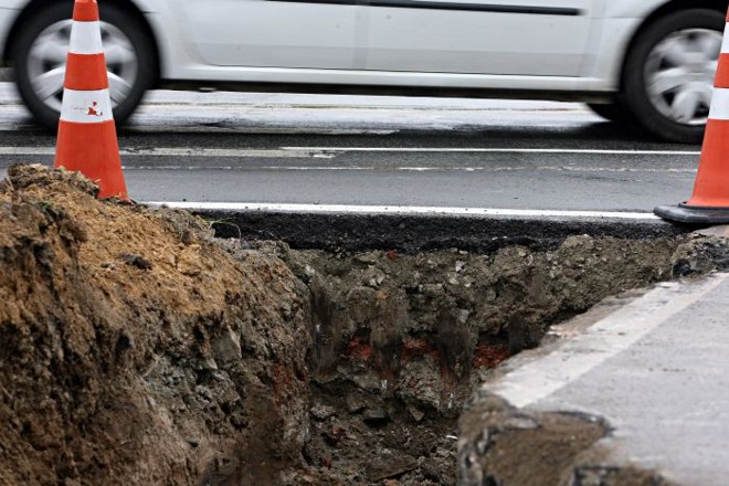 Carro passa próximo a buraco da obra | 