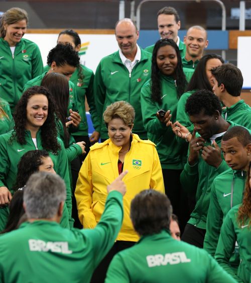 A presidente Dilma Rousseff posa para foto com os atletas brasileiros em Londres, nesta sexta-feira | Reuters