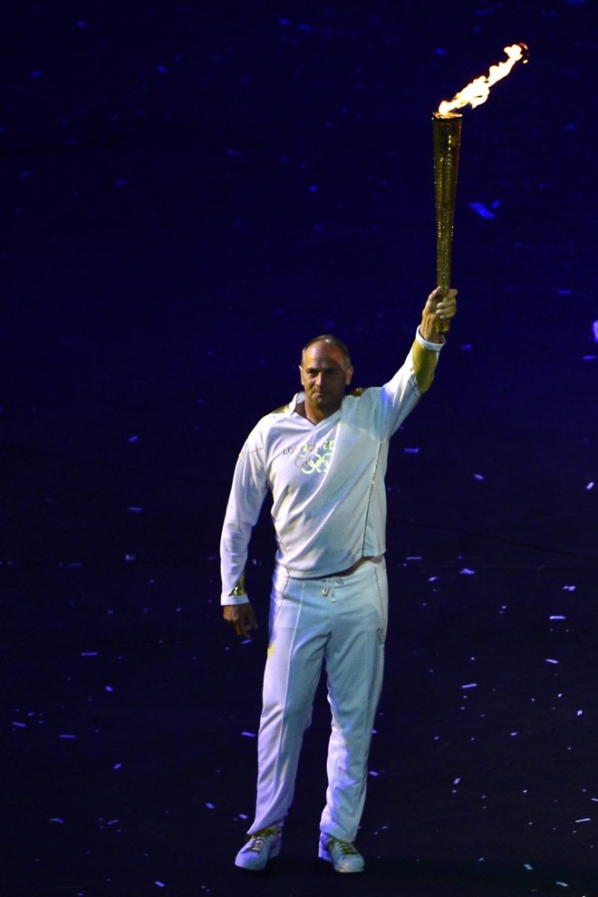 Steve Redgrave conduziu a tocha ao Estádio Olímpico | 