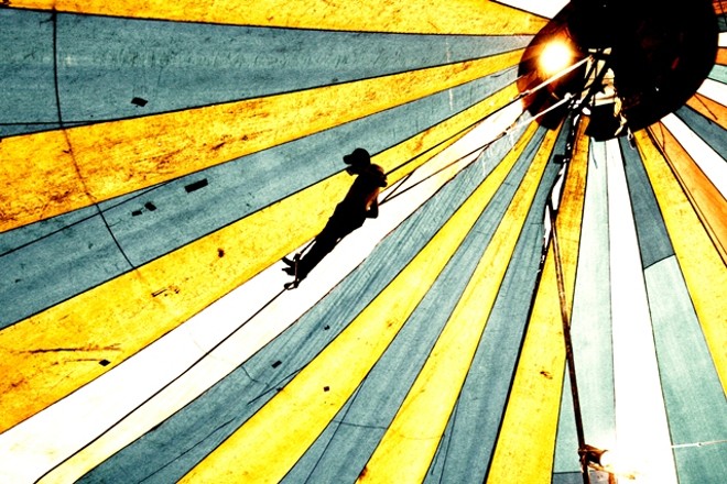 O trapézio e as muitas cores do circo |