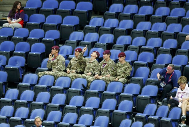 Soldados ingleses ocupam lugares vazios na arena de ginástica |