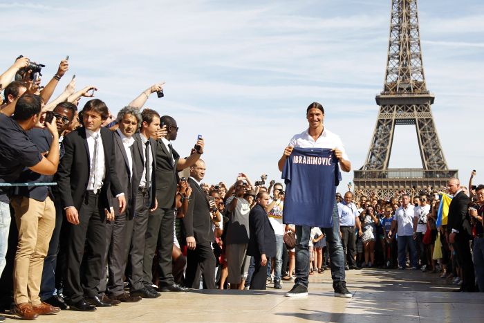 Ibrahimovic recebeu a camisa do PSG no principal símbolo da capital francesa, a Torre Eiffel | Charles Platiau/Reuters