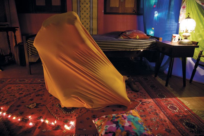 Os parangolés de Hélio Oiticica são uma das referências da peça, que tem tendas e sacos de dormir falantes | Leco de Souza/Divulgação