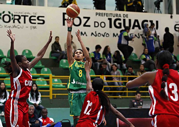 Iziane foi o destaque da vitória do Brasil no segundo amistoso com Cuba para os Jogos Olímpicos | Christian Rizzi / Gazeta do Povo
