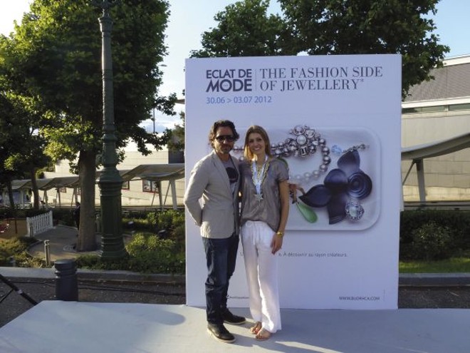 A designer curitibana Rebeca Ficinski, neta do arquiteto e urbanista Lubomir Ficinski, acaba de ganhar o prêmio Sheriff de Mode, em Paris, na feira de joias e bijuterias Eclat de Mode, da qual participou como expositora. Com ela na foto, Richard Martin, diretor artístico do evento. As peças expostas em Paris estarão na VK Empório no dia 31 de julho | 