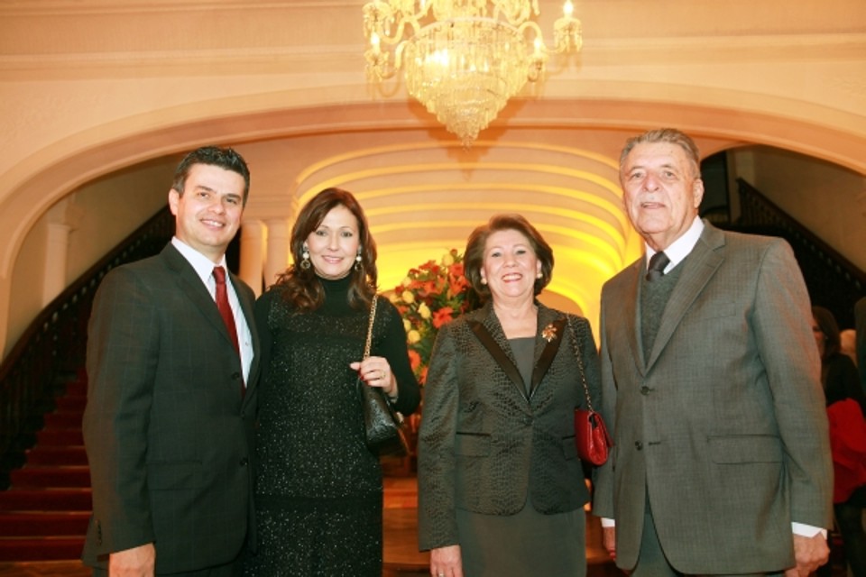 Os presidentes do clube Curitibano, Joaquim Miró (à esq.), e do Concórdia, Fredi Humphreys, com as respectivas mulheres, Maria Cristina e Ilse, na solenidade que oficializou a fusão dos dois clubes, na noite de sexta-feira | Julio Cesar Souza