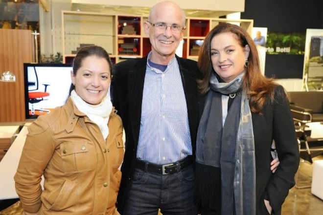 ARQUITETURA POR ARQUITETO -Os 15 anos da AsBEA no Paraná serão comemorados com uma série de eventos, que tiveram início na última semana, com encontro na Flexiv, que contou com a presença do arquiteto Alberto Botti. Durante o evento, a presença da arquiteta Gisela Miró, do presidente do Conselho Administrativo da Flexiv, Ronaldo Duschenes e da presidente da empresa, Celia Lass |