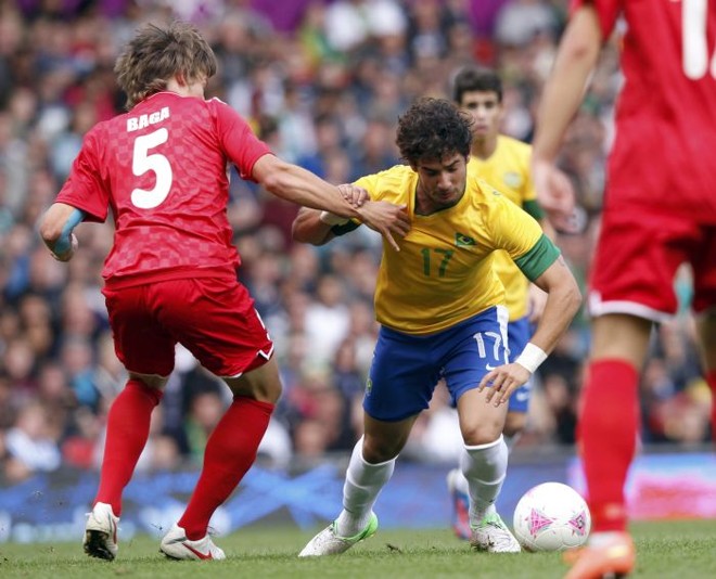 Alexandre Pato tenta escapar da forte marcação | 