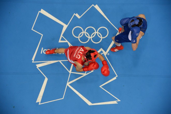 No boxe, combate entre o argelino Samir Brahimi (esq.) e o australiano Jackson Darren Woods (dir.) |