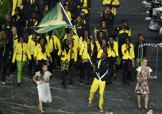 Usain Bolt carrega a bandeira Jamaicana; corredor é o principal ídolo do país | 