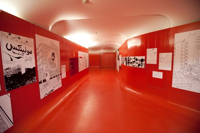 Instalação do artista Arash Hanei no corredor de acesso à galeria do Oi Futuro, em Belo Horizonte, mostra desenhos das ruas e fachadas de prédios em Teerã. |