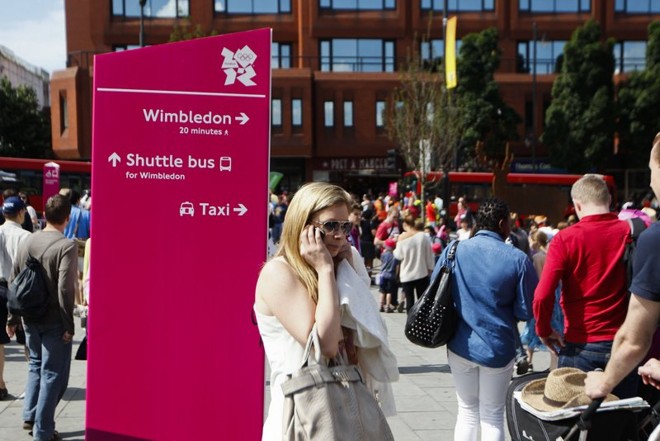 Turistas em frente à entrada de Wimbledon | 