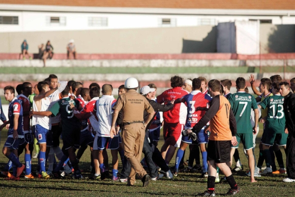 Derrota no adeus: O Paraná se despediu com derrota da Série Prata. O Tricolor perdeu ontem por 1 a 0 para o Serrano, no Estádio Newton Agibert. O lateral Igor Pontes, aos 46 minutos do segundo tempo, marcou o gol do jogo. Com o resultado, o time de Prudentópolis escapou do rebaixamento à Terceira Divisão. O gol nos acréscimos despertou a ira dos paranistas, que reclamaram do árbitro Anderson Iraci Guimarães. Dudu e Douglas (Paraná) e Canela e Everton (Serrano) foram expulsos | Josué Teixeira/ Gazeta do Povo