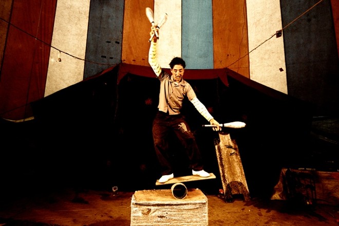 As muitas habilidades de um artista de circo |