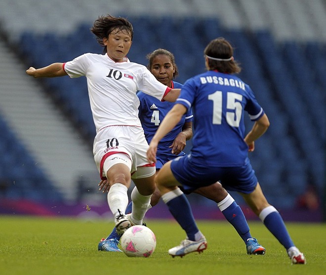 A França goleou a Coreia do Norte por 5 a 0 na segunda rodada do futebol feminino |