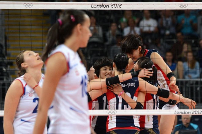 Jogadoras de vôlei da Coreia do Sul comemoram vitória sobre a Sérvia |
